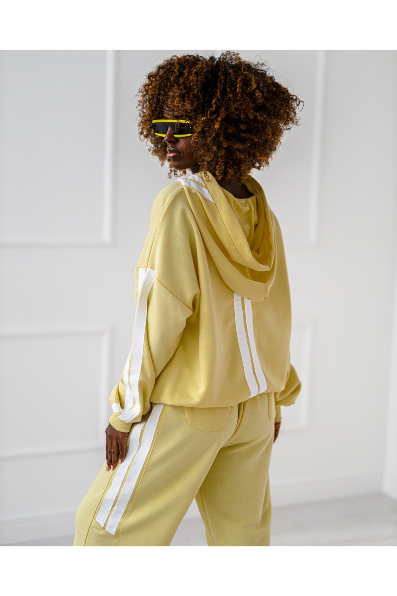 Спортивный костюм желтого цвета
