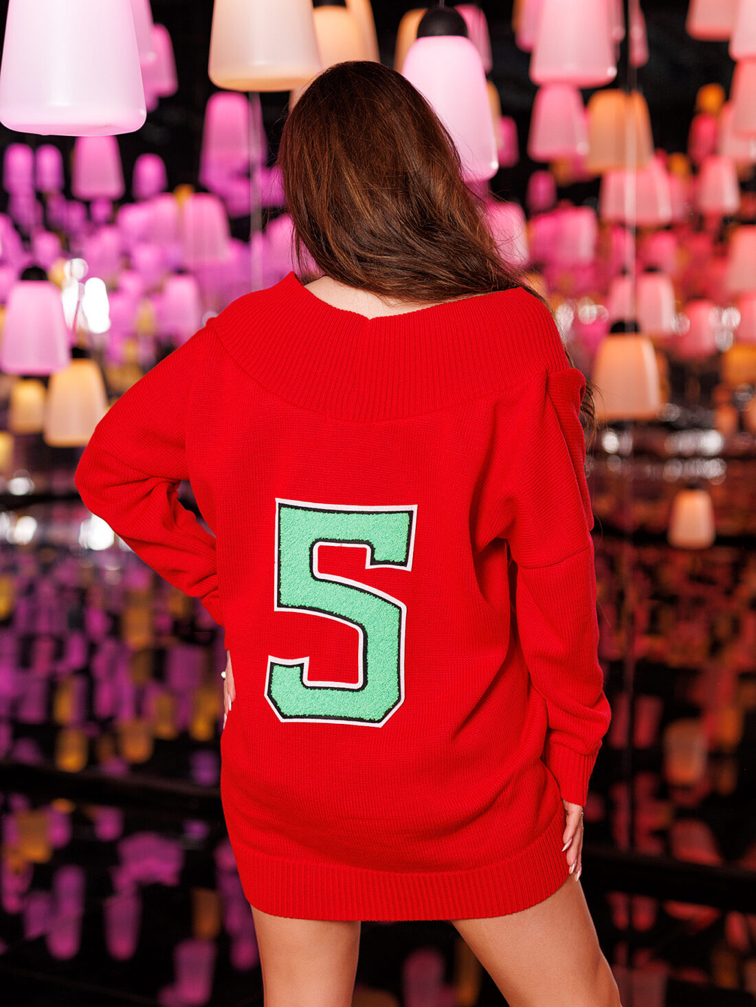 czerwony-sweter-damski-z-dekoltem-w-v-i-aplikacja-5-z-tylu (3)
